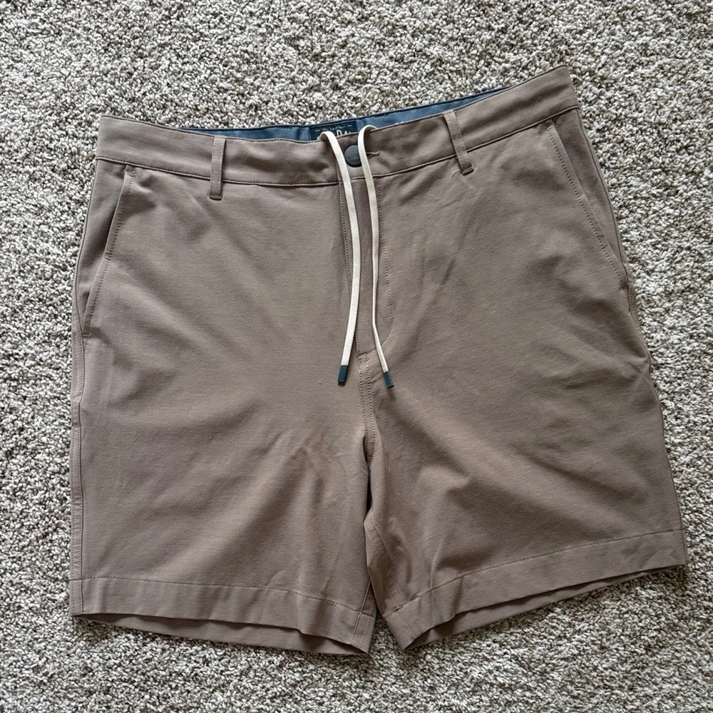 Faherty All Day Shorts Men’s Khaki Hybrid Chino Shorts Size 33